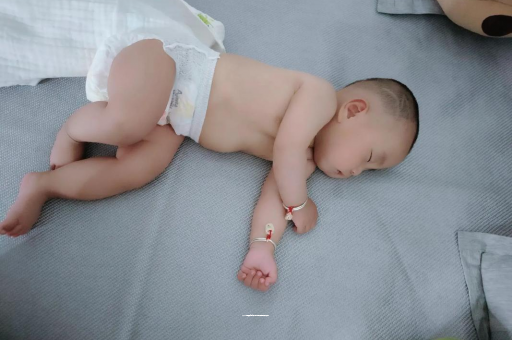 博罗三个月宝宝抬头不稳 博罗三个月宝宝抬头不稳